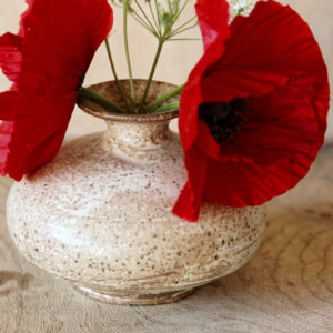 Petit vase boule en grés, tons blanc cassé, signé NB