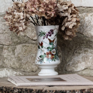 Vase en opaline blanche, motifs floraux et papillon