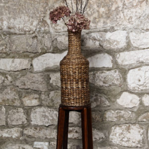 Haut vase bouteille en rotin tressé