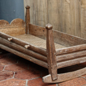 Berceau d'enfant à bascule, en bois, art populaire