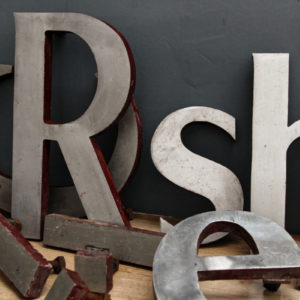 Lot de lettres d'enseigne en métal, boulonnées