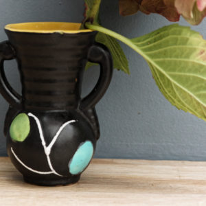 Petit vase noir et jaune multicolore années 50, numéroté