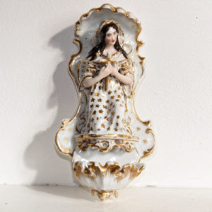 Ancien bénitier en porcelaine de vieux Paris, signé, doré à l'or fin