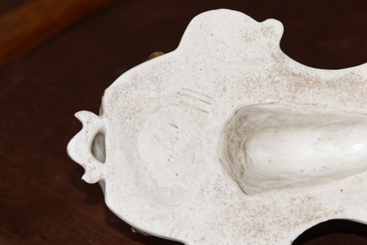 Ancien bénitier en porcelaine de vieux Paris, signé, doré à l'or fin – Image 3