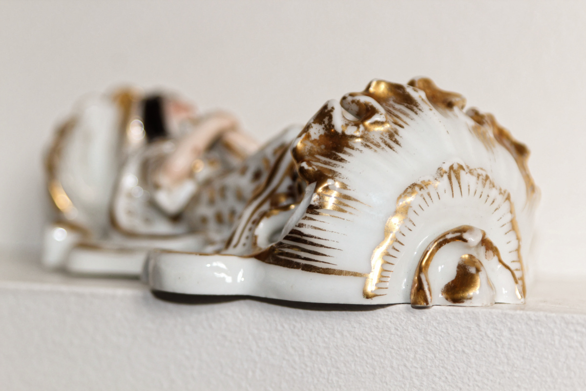 Ancien bénitier en porcelaine de vieux Paris, signé, doré à l'or fin – Image 9