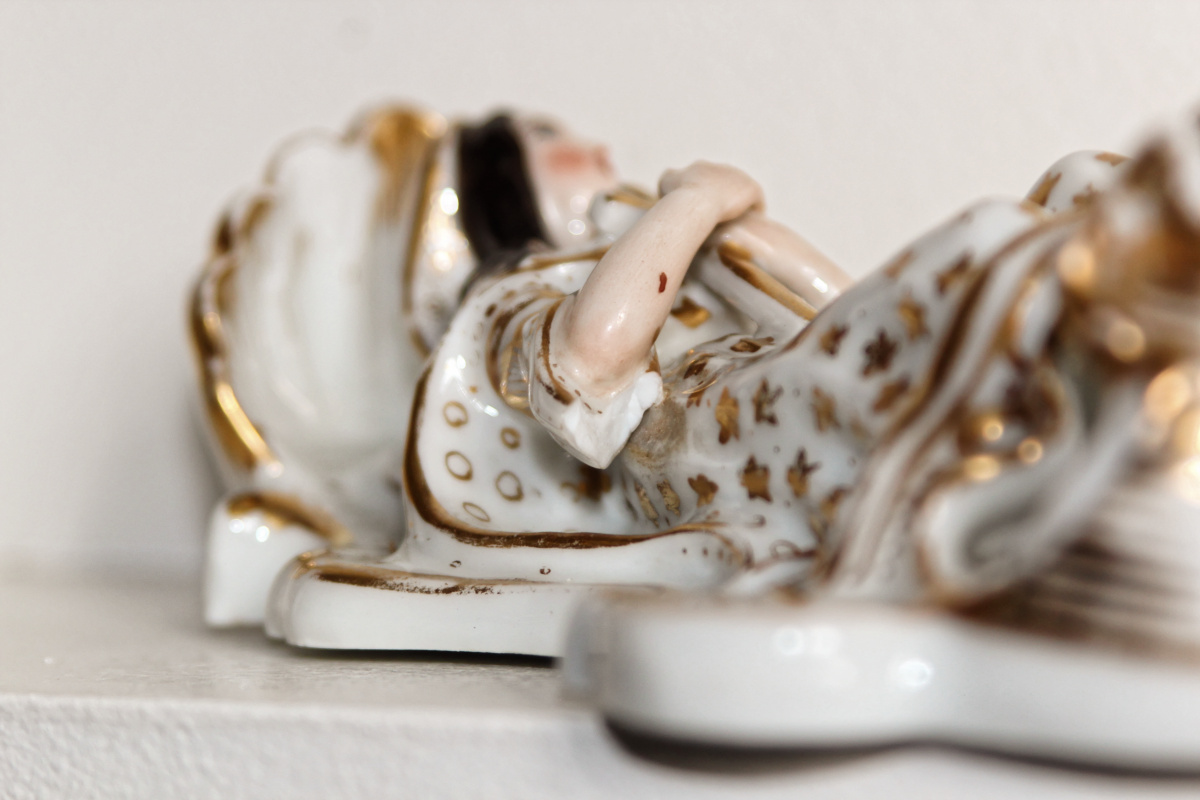 Ancien bénitier en porcelaine de vieux Paris, signé, doré à l'or fin – Image 8