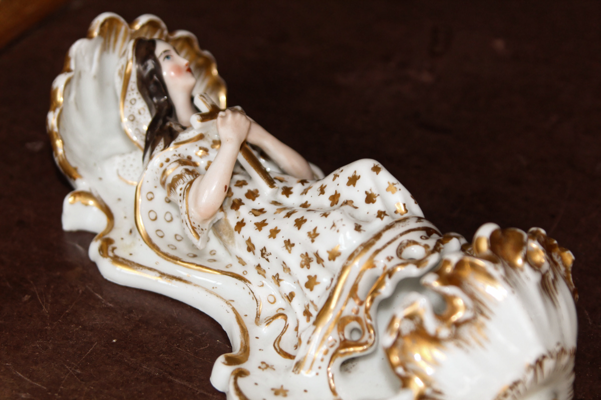 Ancien bénitier en porcelaine de vieux Paris, signé, doré à l'or fin – Image 5