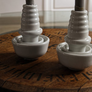 Paire d'isolateurs en porcelaine blanche