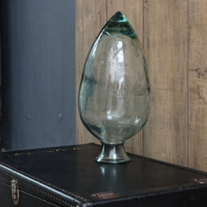 Grande bouteille en verre ancienne, en forme d'amphore