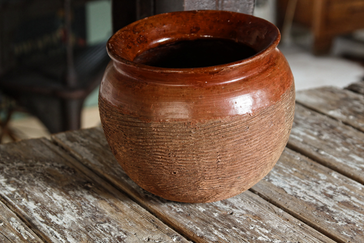 Poterie lobi aux décors géométriques finement incisés