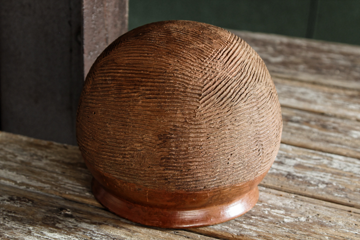 Poterie lobi aux décors géométriques finement incisés – Image 3