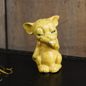 Salière Germany en porcelaine, petit chien jaune