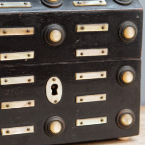 VENDU - Petit coffret en bois noirci et nacre