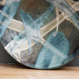 Plat creux en grés, motifs libres, coloris bleu gris