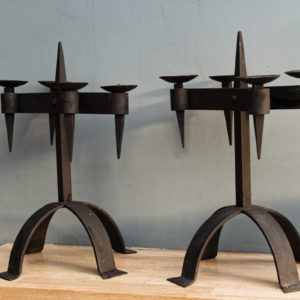 Paire de bougeoirs brutalistes en fer forgé