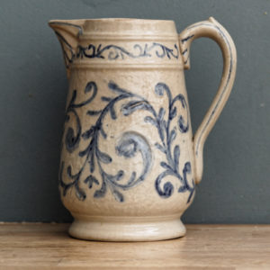 Pichet en grés bleu et blanc, volutes