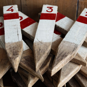 Lot de 24 repères agricoles en bois