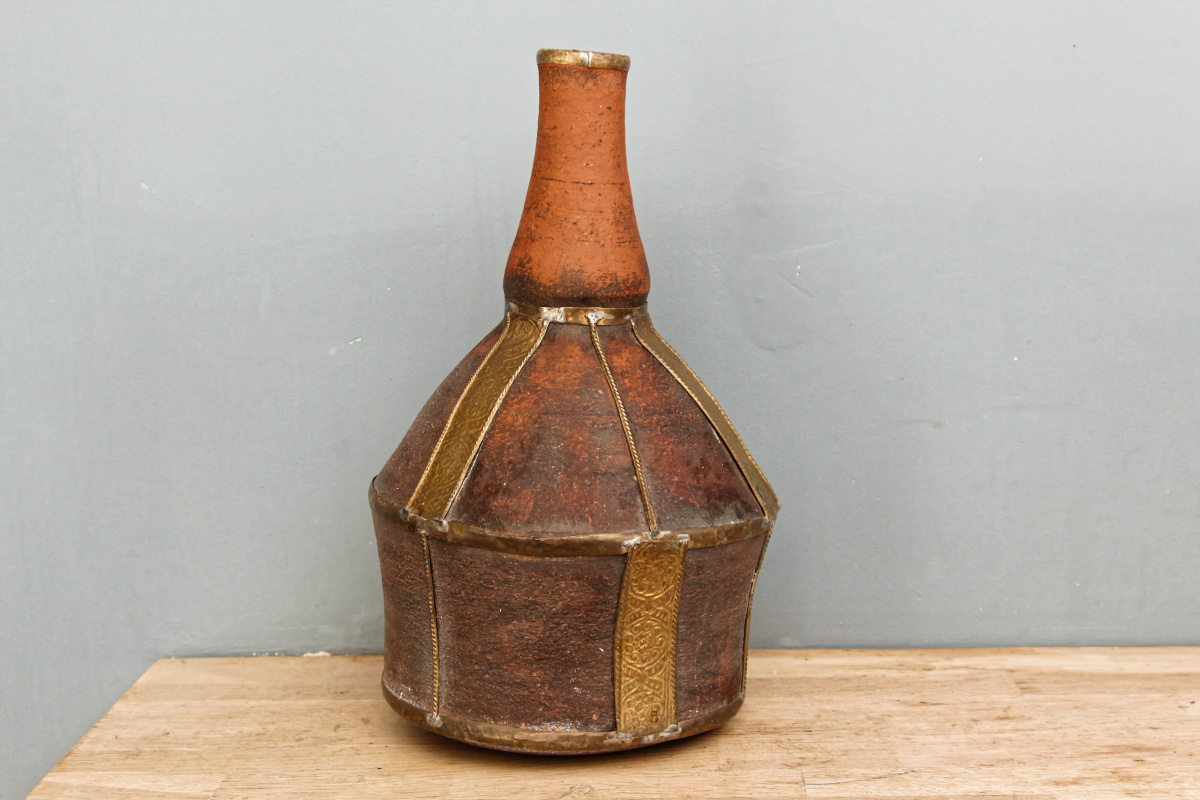 Ancienne bouteille - terre cuite et laiton – Image 7