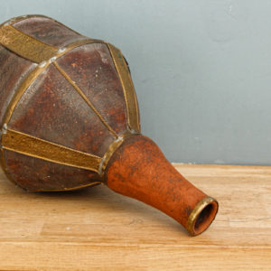 Ancienne bouteille - terre cuite et laiton