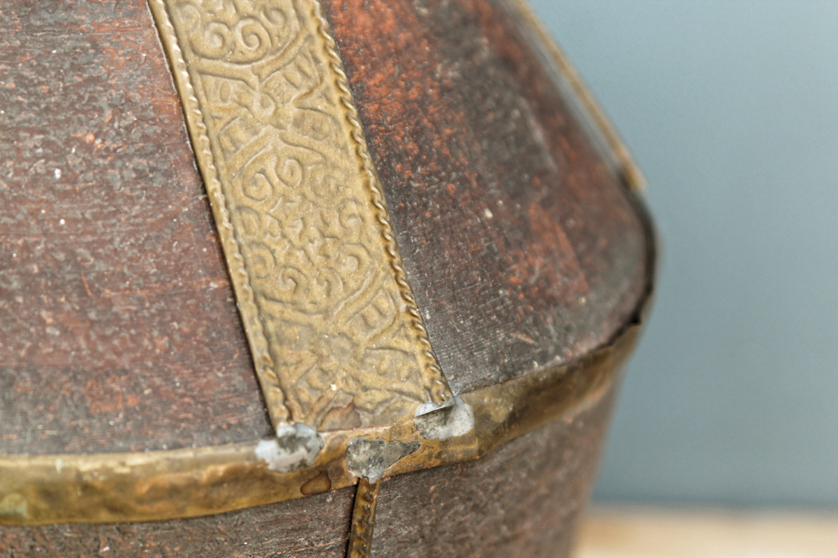 Ancienne bouteille - terre cuite et laiton – Image 2