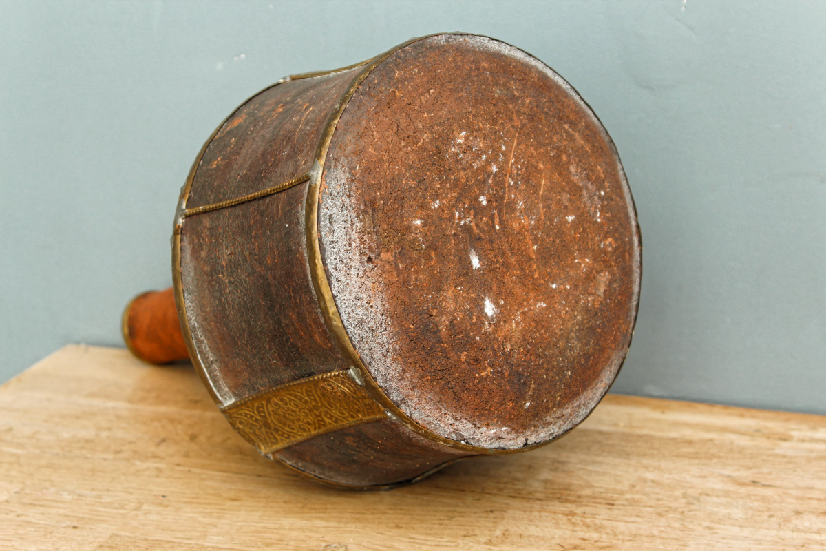 Ancienne bouteille - terre cuite et laiton – Image 3