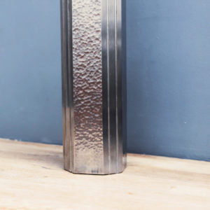 Vase octogonal en acier martelé, ciselé