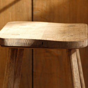 Tabouret sablé, pieds compas