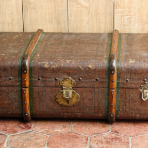 Malle cabine cintrée, toile peinte, début XXème