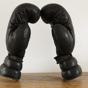 Ancienne paire de gants de boxe en cuir