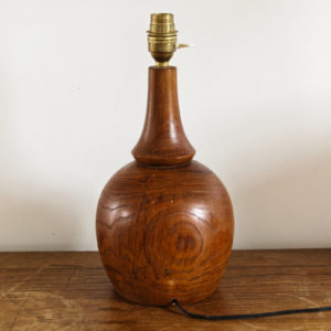 Pied de lampe en bois tourné, signé
